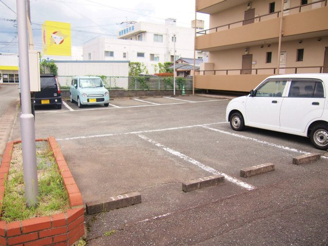 ローヤルマンション【キャッシュバック対象物件】の駐車場|駐車場に車を止められます