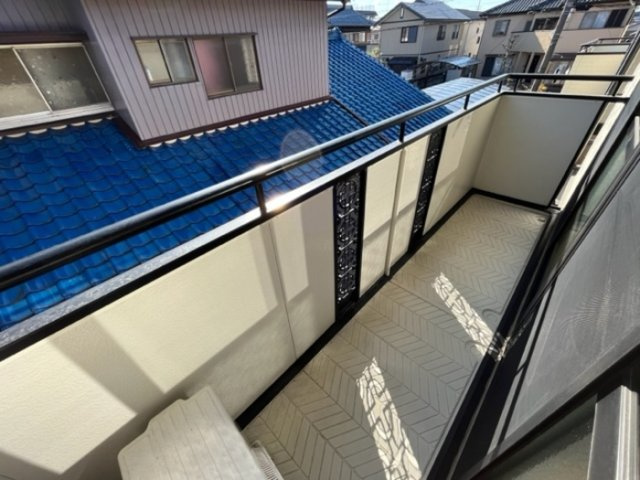 メゾンドール小鳥 B棟のバルコニー
