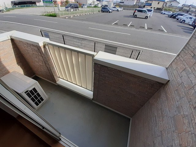 開放的で明るい空間を演出してくれるバルコニーです