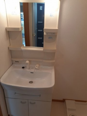 ゆったりとスペースのある洗面所