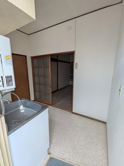 横浜市中区山元町２丁目のアパートの玄関