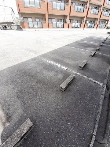 ドミール加佐の駐車場