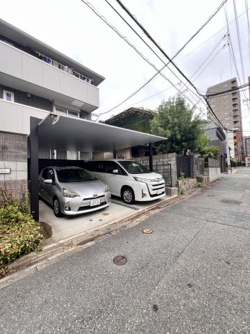 レイワパレス西新の駐車場