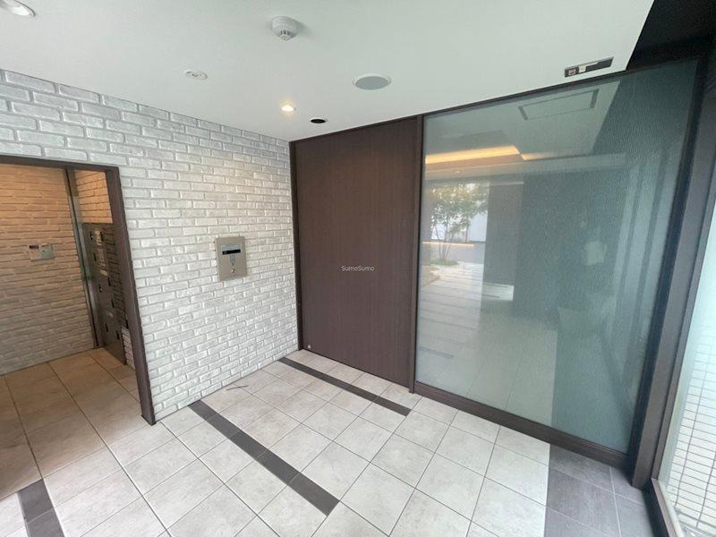 大阪市浪速区戎本町２丁目の賃貸マンションのエントランス