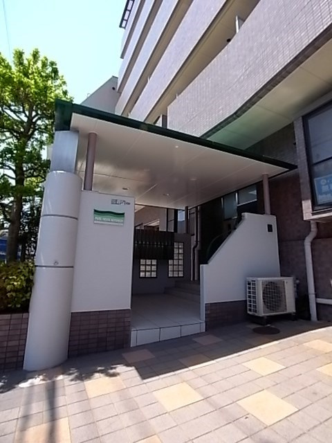 ピュアハウス甲子園のエントランス