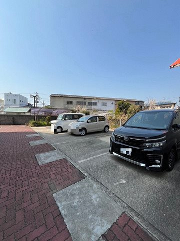 日新ビルの駐車場