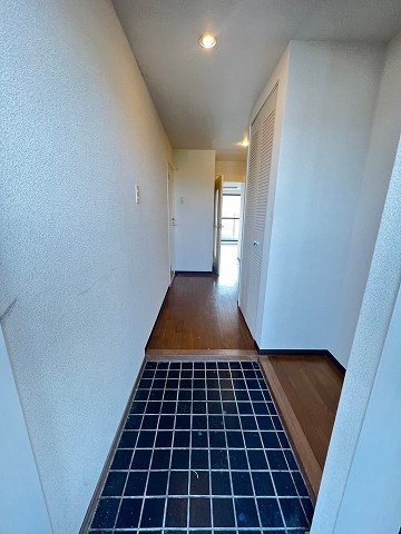 日新ビルの玄関