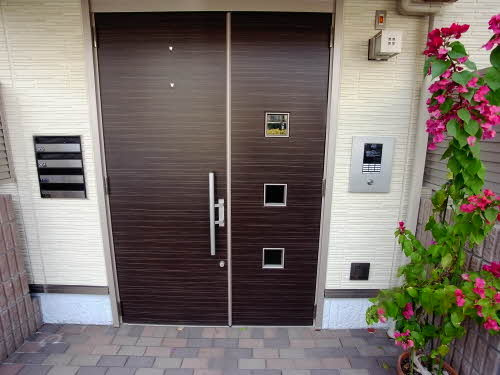 ロイヤルコート茶屋のエントランス
