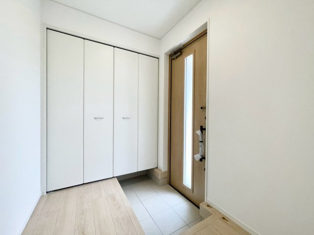 松本市南原第３の玄関|玄関ホールはお買い物の手荷物など楽々おける広さです♪