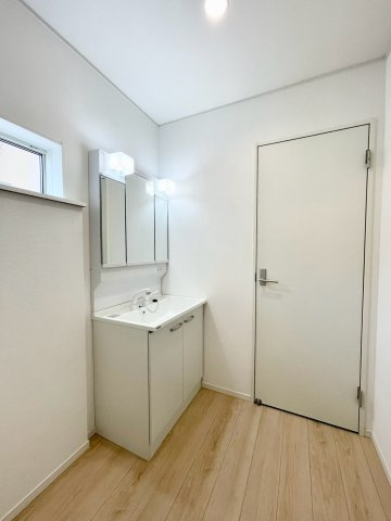 松本市南原第３の独立洗面台|洗濯機を置いても余裕の広さ！鏡の裏には収納スペース付き！