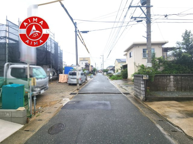 福岡市東区西戸崎5丁目第1-2棟（1号棟）の前面道路含む現地写真|前面道路は閑静な住宅地をはしる車通りの少ない道路。お車の出し入れが苦手なママや小さなお子様にも安心ですね。しっかり舗装もされているので、ベビーカーや自転車で通っても快適に通行できます。
