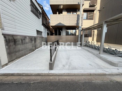 【駐車場】 | D-ROOM伏見駅前 | 駐車場があるので、車を買う予定の方も安心です