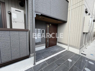 【エントランス】 | D-ROOM伏見駅前 | 清潔なエントランスです