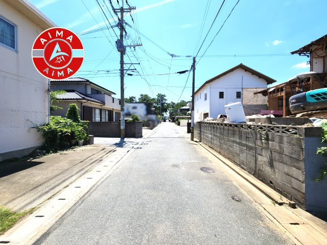 福岡市東区西戸崎5丁目第1-2棟（2号棟）の前面道路含む現地写真|前面道路は閑静な住宅地をはしる車通りの少ない道路。お車の出し入れが苦手なママや小さなお子様にも安心ですね。しっかり舗装もされているので、ベビーカーや自転車で通っても快適に通行できます。