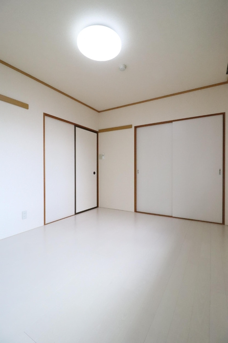 調布市調布ケ丘１丁目のアパートの洋室
