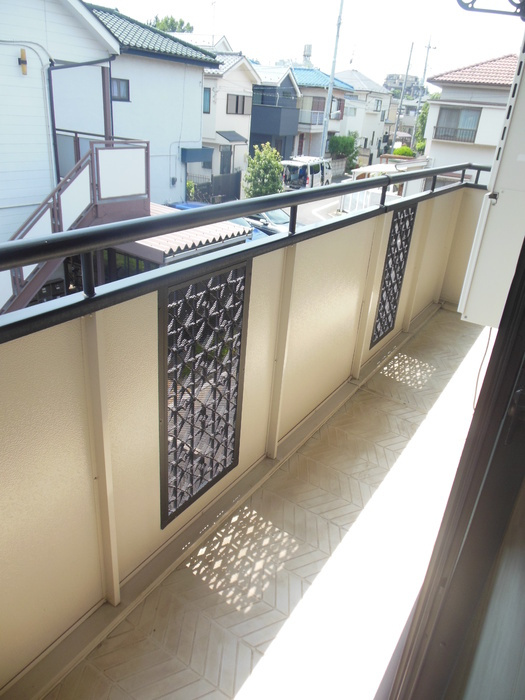 調布市調布ケ丘１丁目のアパートのバルコニー