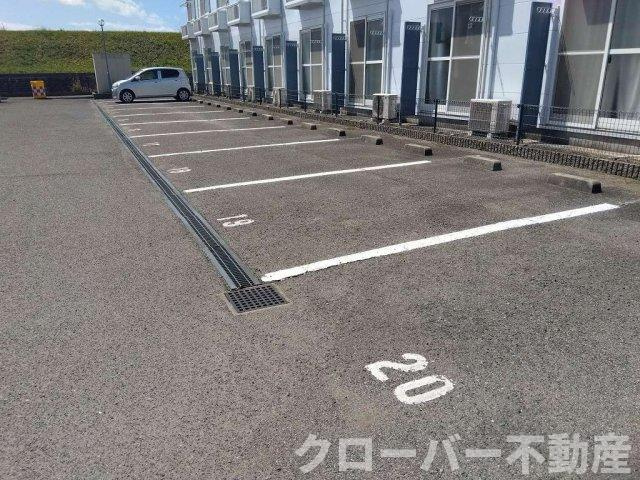 レオパレス華の駐車場