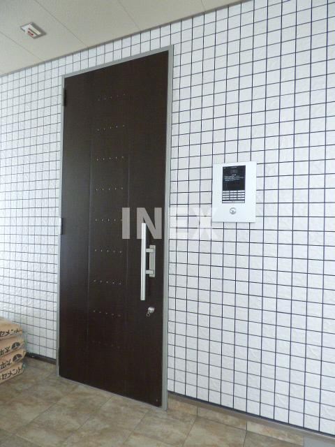 横浜市西区伊勢町３丁目の賃貸マンションのエントランス