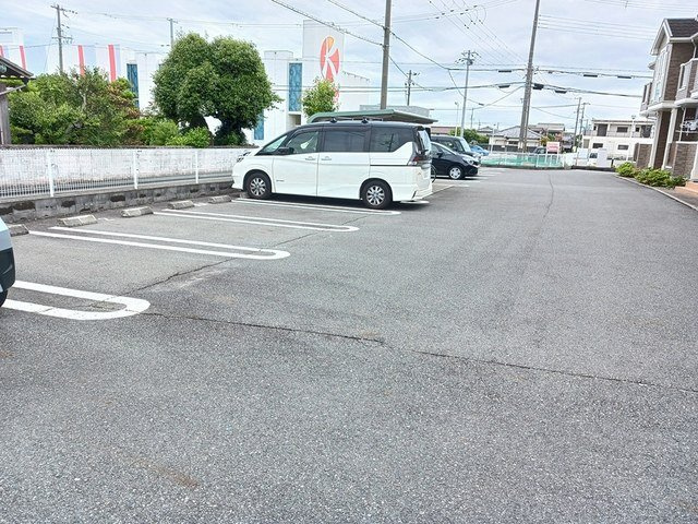 メゾンカルフールＢの駐車場