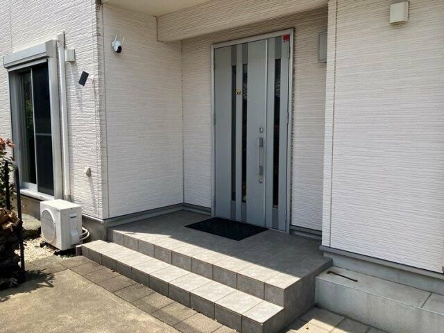 高塚新田戸建のエントランス