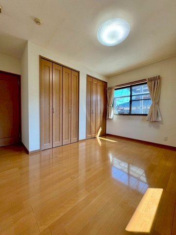 近江八幡市野村町　中古戸建ての洋室|洋室7.8帖は収納を豊富に確保。主寝室としてもゆったり使える広さです。