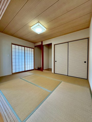 近江八幡市野村町　中古戸建ての和室|本建物の和室7.2帖。押入れ付きで、寝室や客間として使いやすい一室です。