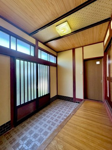 近江八幡市野村町　中古戸建ての玄関|離れ専用の玄関。母屋と生活空間を分けやすく、親族や来客を迎える際にも便利です。