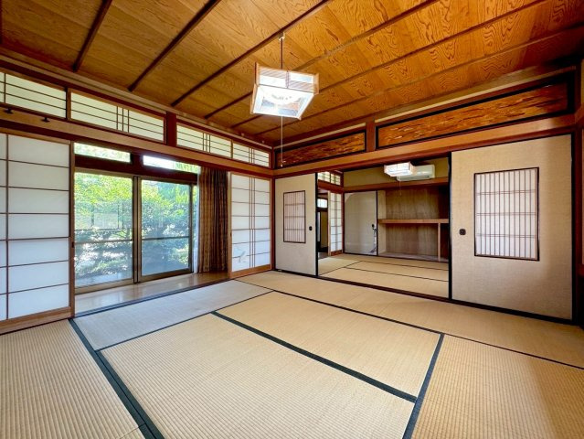 近江八幡市野村町　中古戸建ての和室|離れの和室8帖＋6帖。続き間として開放すれば、親族の集まりや来客時にもゆったり使えます。