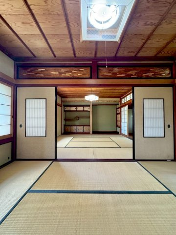近江八幡市野村町　中古戸建ての和室|欄間や障子、床の間が残る趣深い和室。伝統的な和の意匠を楽しめます。