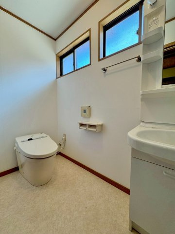 近江八幡市野村町　中古戸建てのトイレ|離れにもトイレと洗面台を設置。親族の居室や来客用として使いやすい設備です。