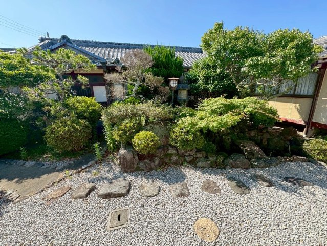 近江八幡市野村町　中古戸建ての庭|石や植栽が織りなす趣ある日本庭園。四季の移ろいを自宅で楽しめます。
