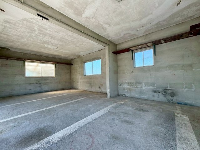 近江八幡市野村町　中古戸建ての駐車場|71.6㎡の大容量倉庫。荷物・工具・タイヤ・趣味用品などをまとめて保管できます。