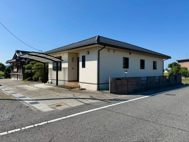 近江八幡市野村町　中古戸建ての前面道路含む現地写真|平成22年築の平屋住宅。生活空間をワンフロアにまとめた、ゆとりある住まいです。