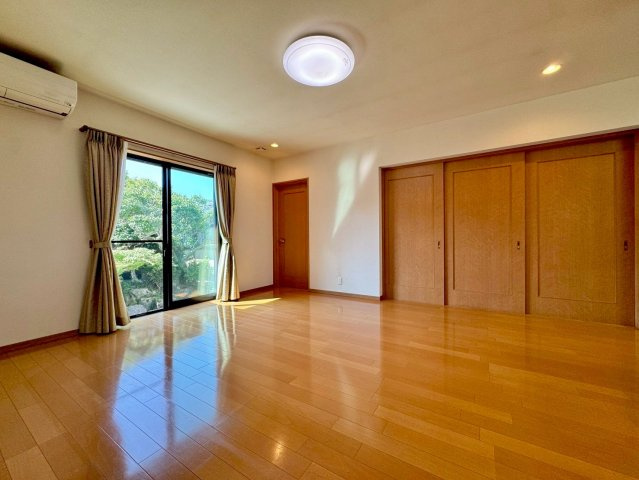 近江八幡市野村町　中古戸建ての居間・リビング|庭の緑を望む16.8帖LDK。大きな窓から光が入り、明るく開放的です。