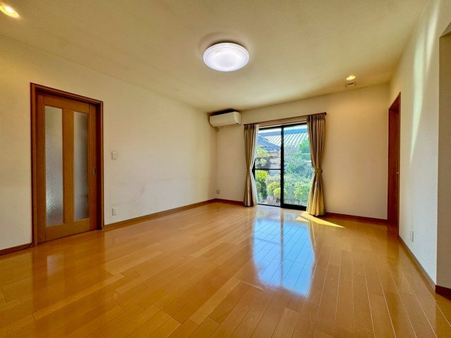 近江八幡市野村町　中古戸建ての居間・リビング|家具配置を考えやすい広々LDK。家族が自然と集まる、ゆとりある団らん空間です。