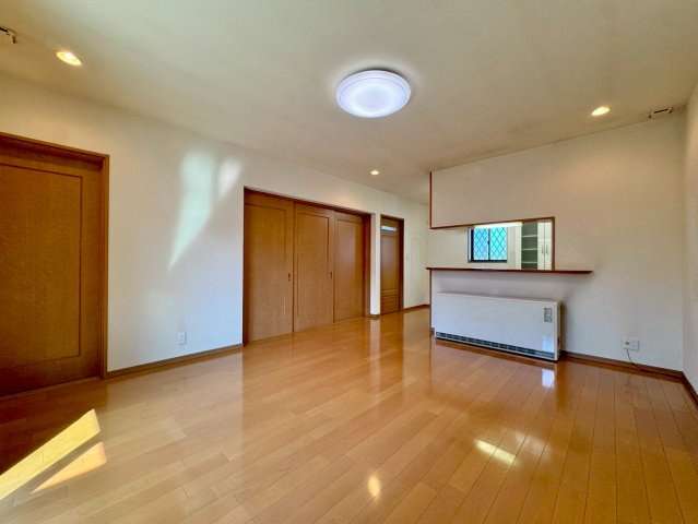 近江八幡市野村町　中古戸建ての居間・リビング|キッチン越しにLDKを見渡せる設計。家事中も室内全体に目が届きます。