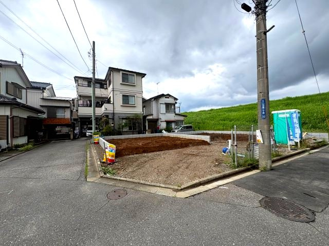 《仲介手数料半額》志木市中宗岡　第34　全2棟　1号棟の前面道路含む現地写真|本物件の詳細資料や現地見学のご予約など、お気軽にお問い合わせください。お客様の住まい探しを丁寧にサポートいたします。

