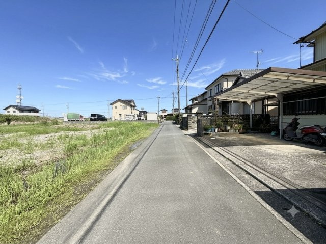 新橋町 2期の前面道路含む現地写真|のどかな風景が広がる物件前道路です。