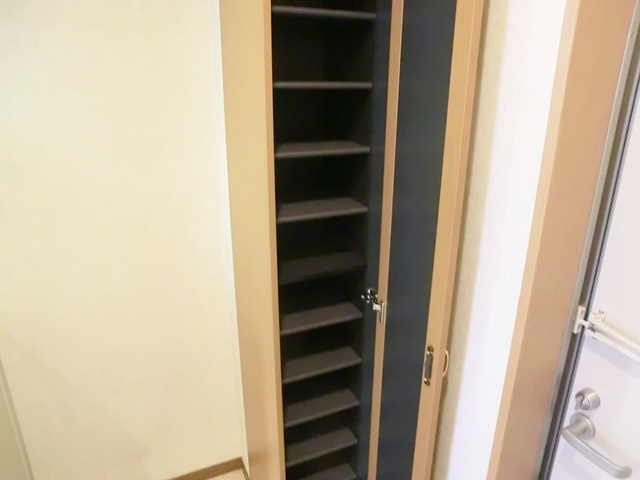 リリックコート新小岩の玄関|下駄箱付いてます。