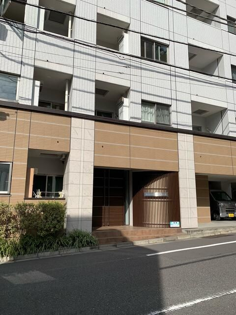 ＭＡＬＵＬＡＮＩ千駄ヶ谷のエントランス