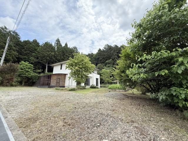 丹波市氷上町下新庄の中古一戸建の庭|駐車スペース