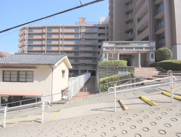 ライオンズヒルズ生駒のエントランス