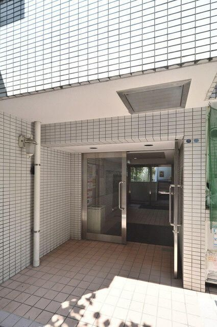 横浜市中区石川町１丁目の賃貸マンションのエントランス