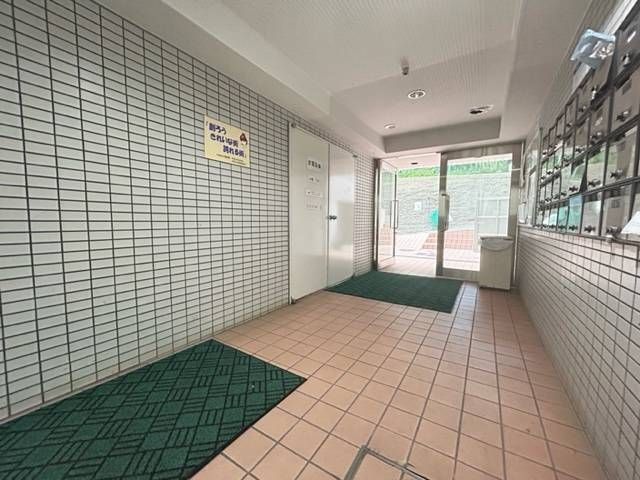 横浜市中区石川町１丁目の賃貸マンションのエントランス