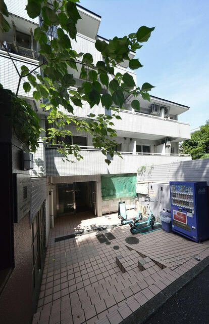 横浜市中区石川町１丁目の賃貸マンションのエントランス