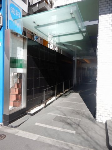 アルテール新宿のエントランス