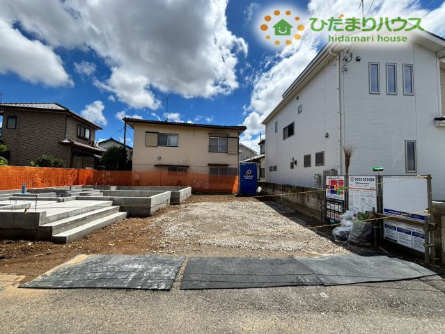 深谷市東方　新築一戸建て　ブルーミングガーデン　01の前面道路含む現地写真
