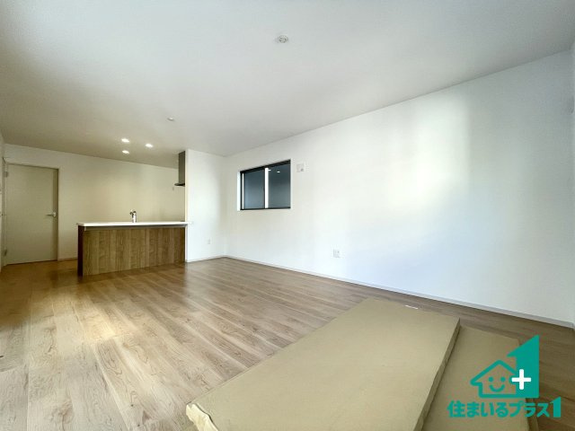★野洲市栄　第4期　新築一戸建ての居間・リビング|日当たり良好の明るいリビングで朝の目覚めもスッキリできそう！対面キッチンでご家族のコミュニケーションも自然と増える設計！小さなお子様が遊ぶスペースを作っても広々とくつろげるLDK！