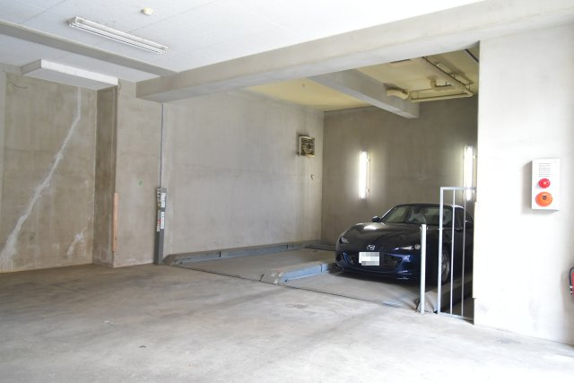 立川市錦町１丁目の中古マンションの駐車場
