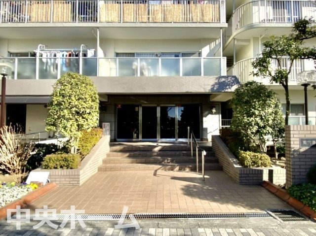 東大島ハイライズのエントランス|【エントランス】マンションのエントランスは、その物件の印象を決める、顔とも言える場所です。毎日通る場所ですからきれいなのが一番です。エントランス内はオートロックですので暮らしの安全も確保されています。